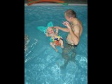 Jonáš se učí plavat na zádech.