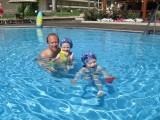 Řecko 2010. Jonáš i Eliška se učí plavat od malička.