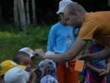 Z letního tábora Karavany otužilců 2009, kter¨ý pořádáme pro děti. Nalepuji puntíky za splněné úkoly